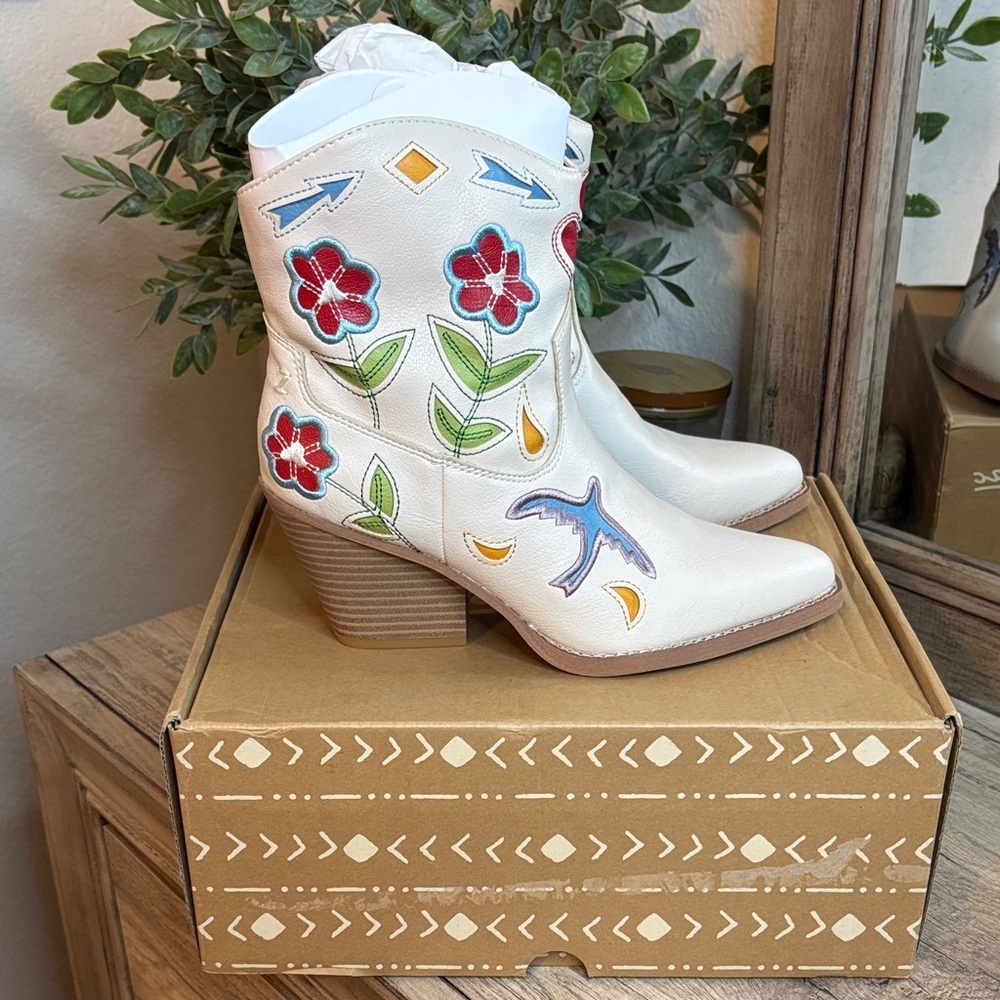 Zodiac Floral Embroidered White Ankle Boots - Picture 3 of 9